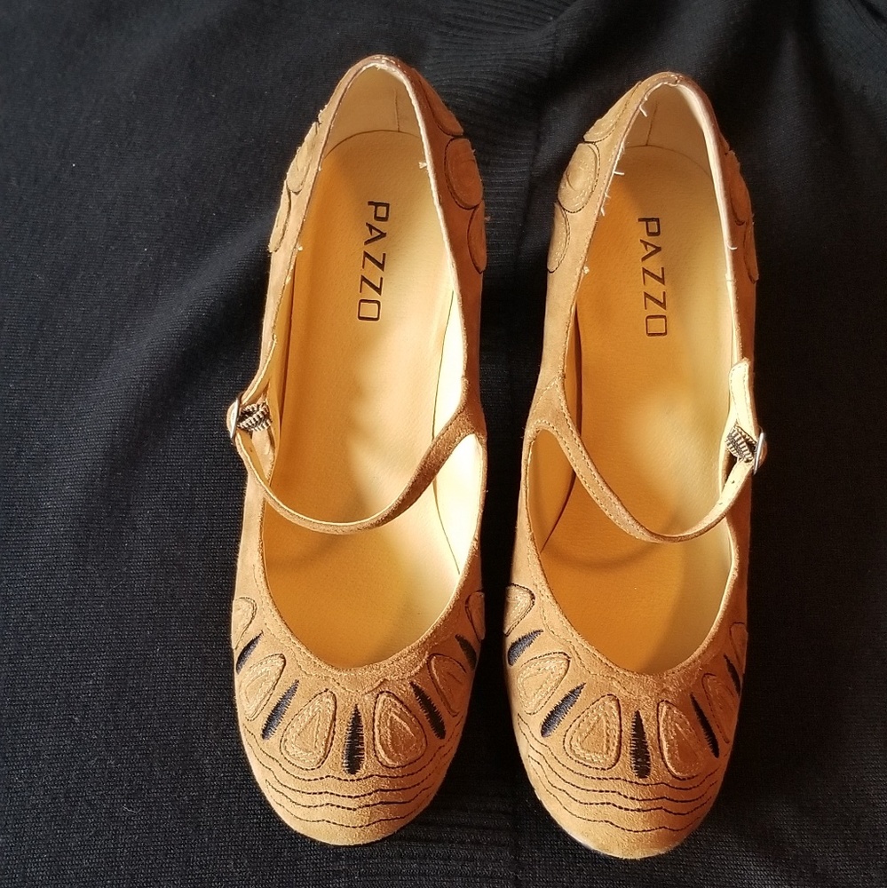 Suede shoes, with embroidered design